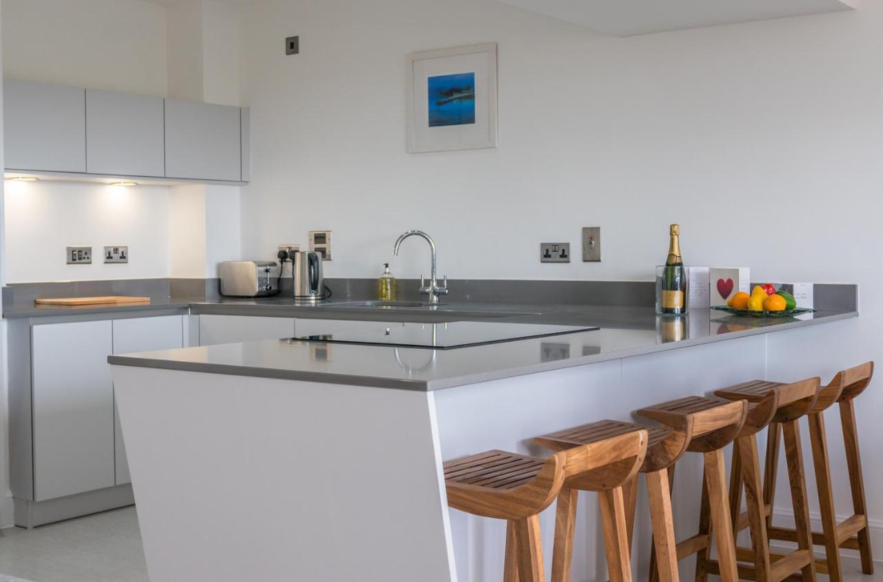 Apartment 3 Waterstone House - Sea Front Apartment, Hot Tub Tenby Exterior foto
