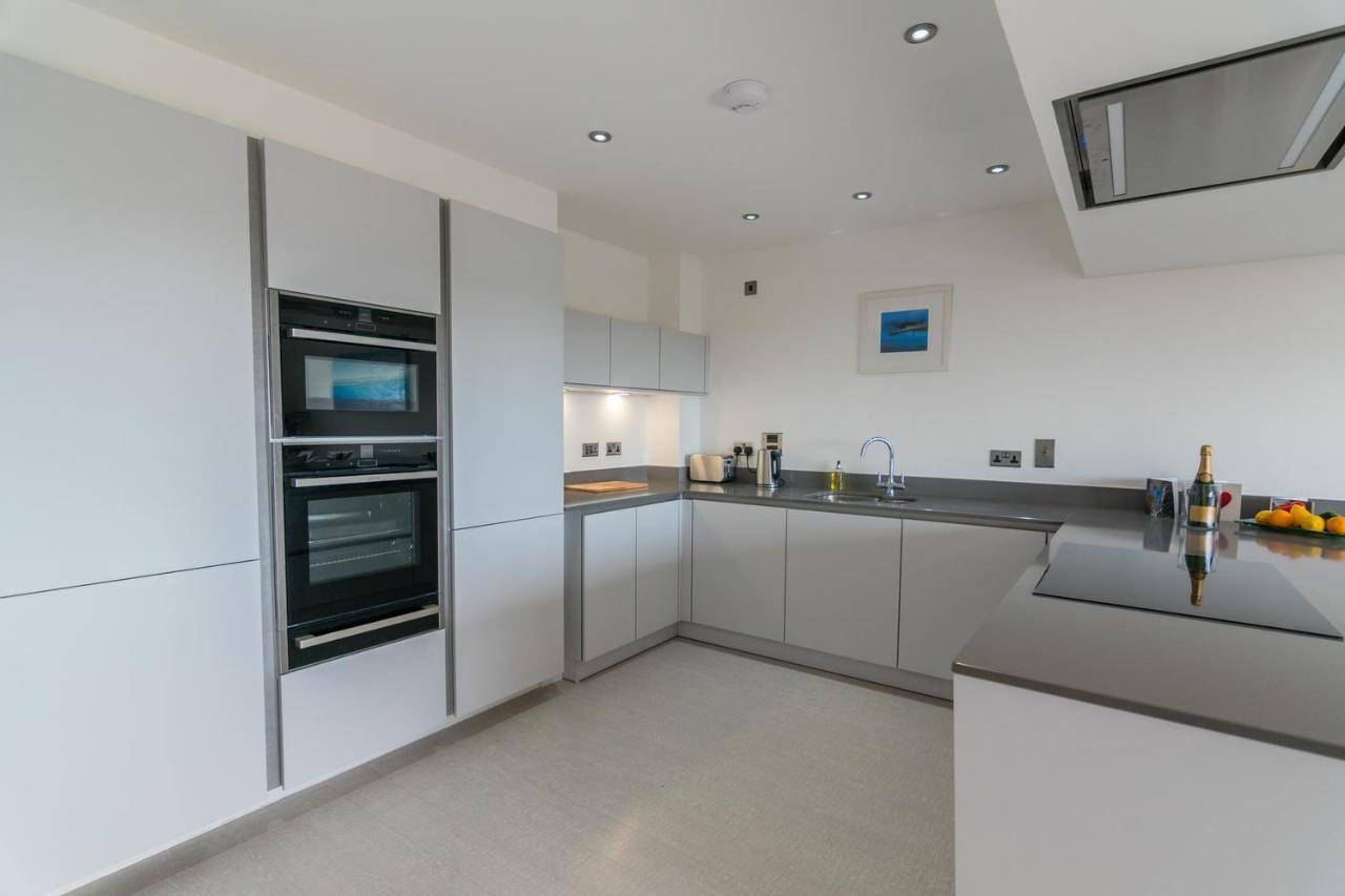 Apartment 3 Waterstone House - Sea Front Apartment, Hot Tub Tenby Exterior foto