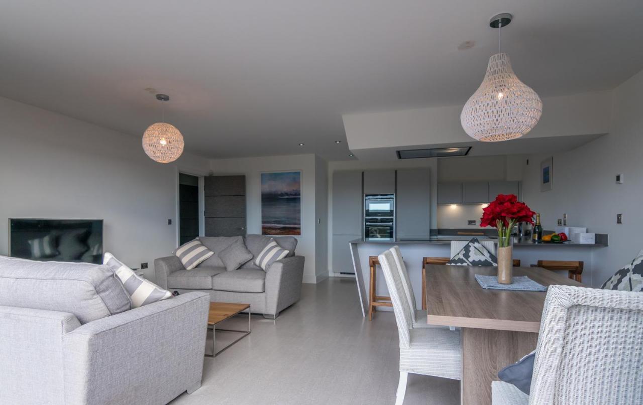 Apartment 3 Waterstone House - Sea Front Apartment, Hot Tub Tenby Exterior foto